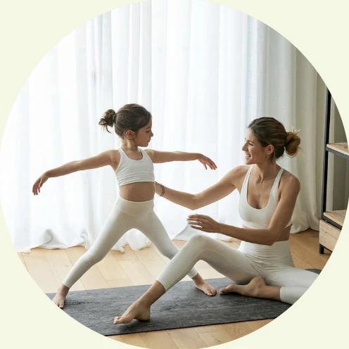 Criança praticando Pilates acompanhada